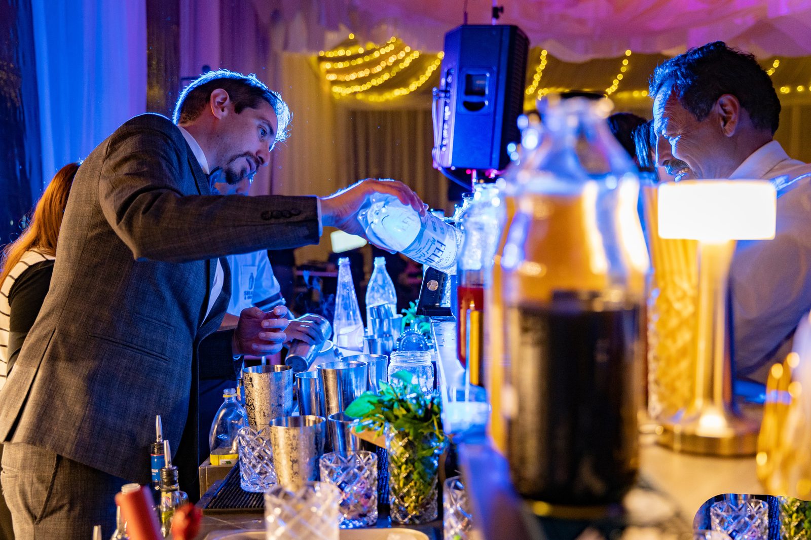 Bartender preparando cócteles durante un evento nocturno