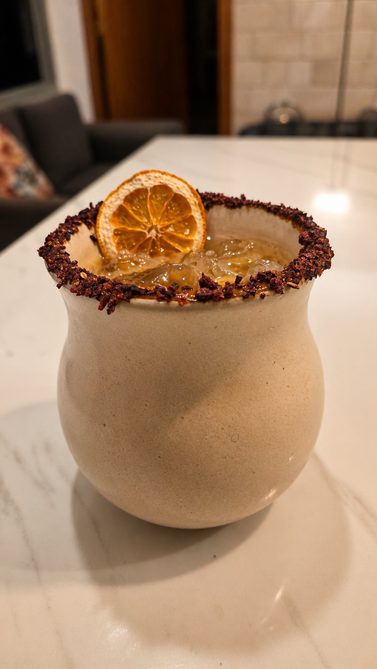 Mocktail Green Velvet con flor comestible